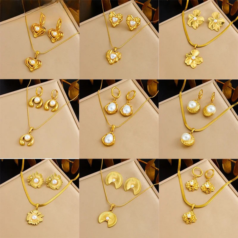 Conjunto de Semijoia Banho de Ouro 18K – Colar & Brincos com Pérola, Lua e Flor Dourada