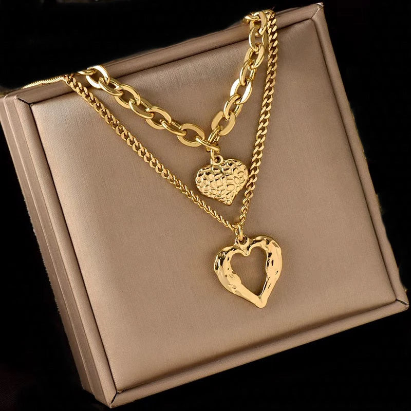 Colar Delicado com 2 Corações Banhado a Ouro 18K – Presente de Luxo para Mulheres