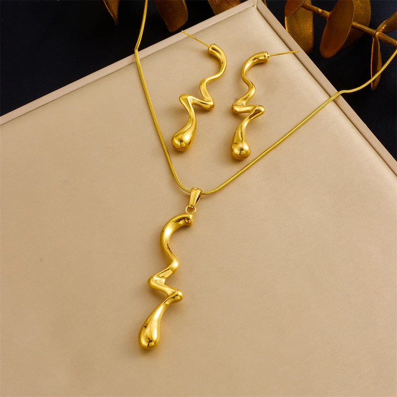 Conjunto de Semijoia Banho de Ouro 18K – Colar & Brincos com Pérola, Lua e Flor Dourada