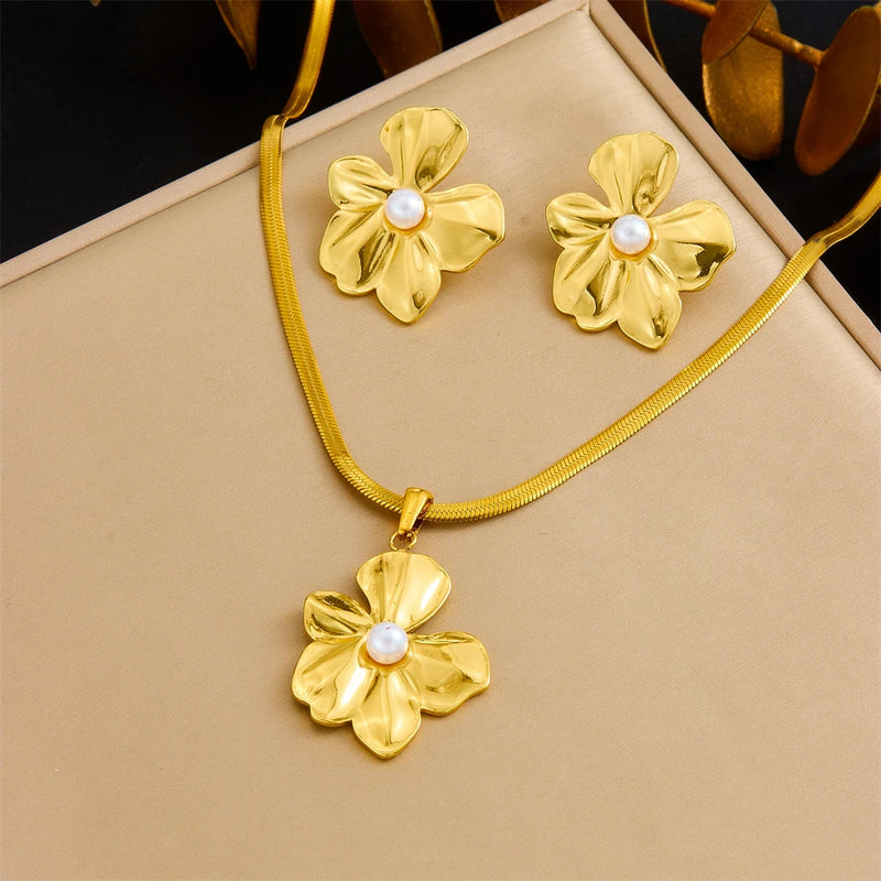 Conjunto de Semijoia Banho de Ouro 18K – Colar & Brincos com Pérola, Lua e Flor Dourada