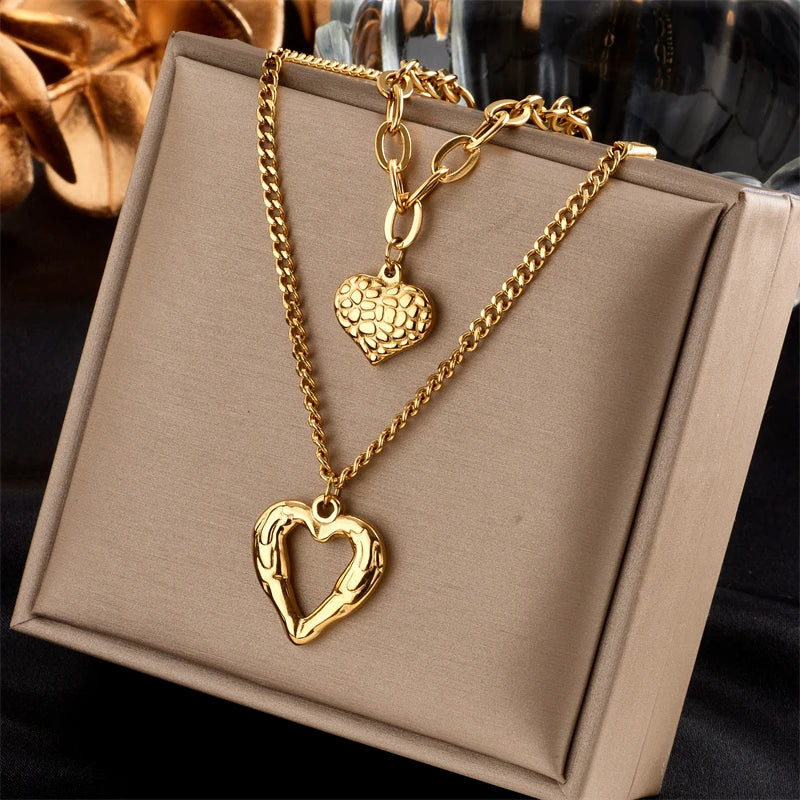Colar Delicado com 2 Corações Banhado a Ouro 18K – Presente de Luxo para Mulheres