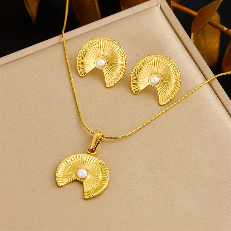 Conjunto de Semijoia Banho de Ouro 18K – Colar & Brincos com Pérola, Lua e Flor Dourada