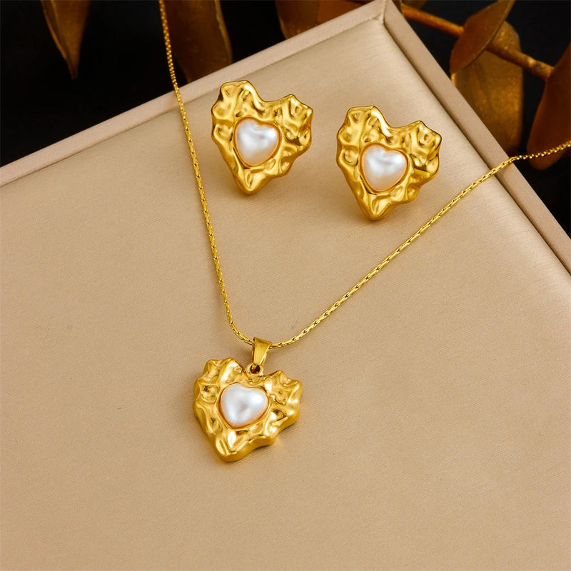 Conjunto de Semijoia Banho de Ouro 18K – Colar & Brincos com Pérola, Lua e Flor Dourada