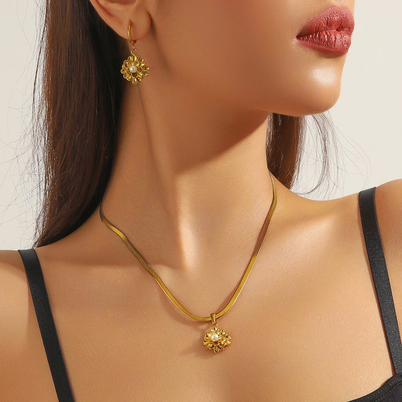 Conjunto de Semijoia Banho de Ouro 18K – Colar & Brincos com Pérola, Lua e Flor Dourada