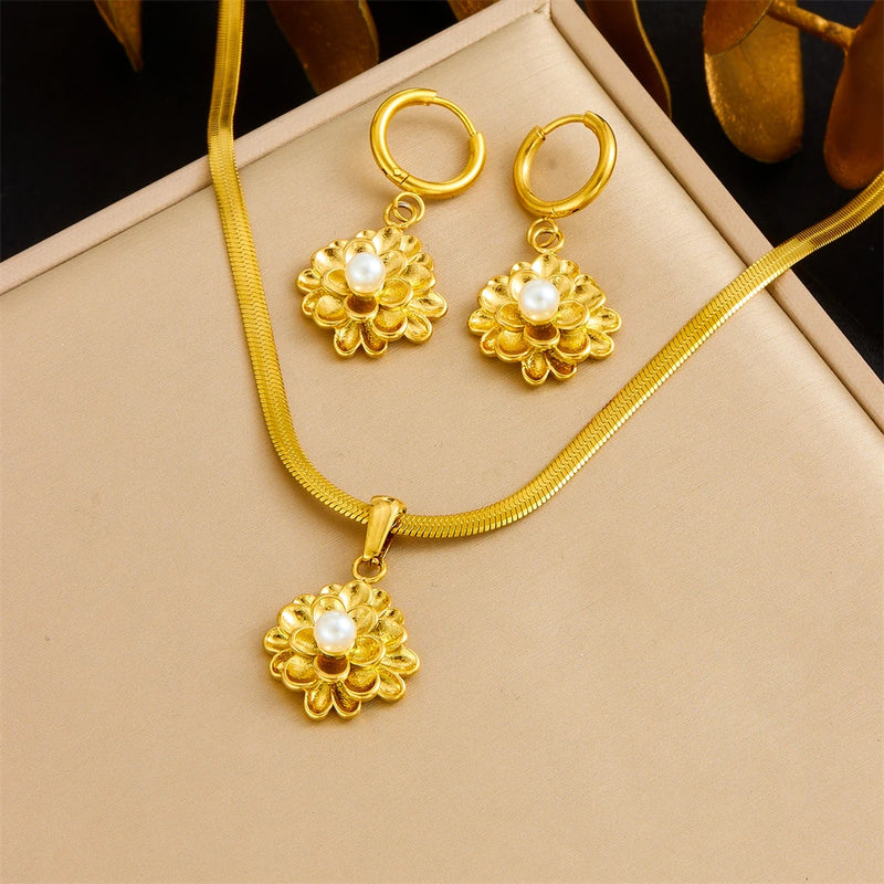 Conjunto de Semijoia Banho de Ouro 18K – Colar & Brincos com Pérola, Lua e Flor Dourada