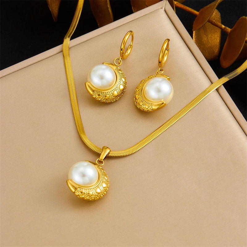Conjunto de Semijoia Banho de Ouro 18K – Colar & Brincos com Pérola, Lua e Flor Dourada