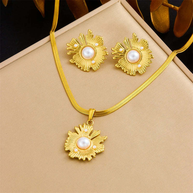 Conjunto de Semijoia Banho de Ouro 18K – Colar & Brincos com Pérola, Lua e Flor Dourada