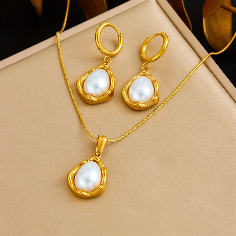 Conjunto de Semijoia Banho de Ouro 18K – Colar & Brincos com Pérola, Lua e Flor Dourada