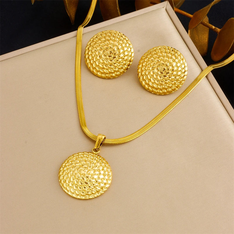 Conjunto de Semijoia Banho de Ouro 18K – Colar & Brincos com Pérola, Lua e Flor Dourada