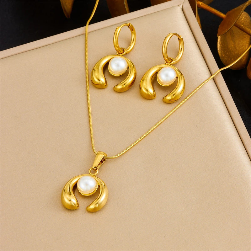 Conjunto de Semijoia Banho de Ouro 18K – Colar & Brincos com Pérola, Lua e Flor Dourada