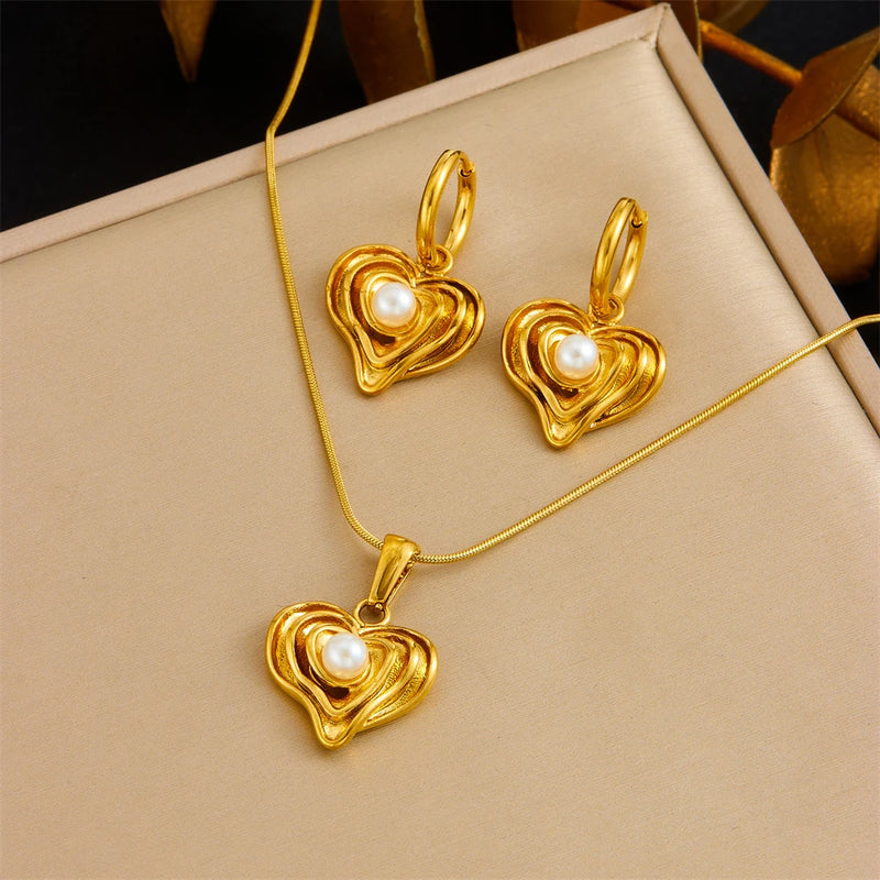 Conjunto de Semijoia Banho de Ouro 18K – Colar & Brincos com Pérola, Lua e Flor Dourada