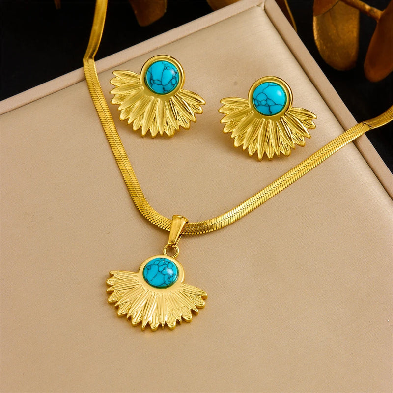 Conjunto de Semijoia Banho de Ouro 18K – Colar & Brincos com Pérola, Lua e Flor Dourada